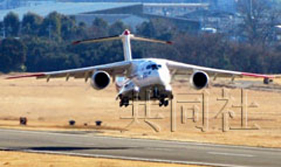 26日上午,日本航空自卫队新一代运输机样机“XC2”在岐阜基地进行首次试飞。(图片来源:日本共同社)